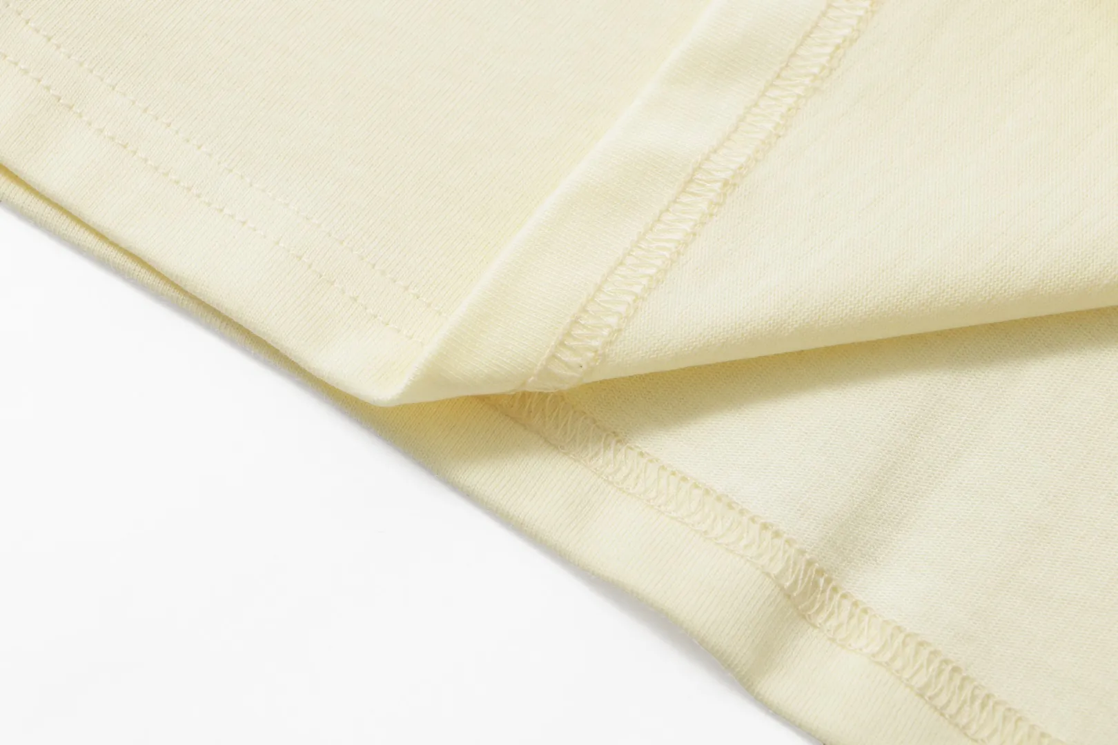 Style No.: A 007# P57 Ami 2026 Spring/Summer New Arrival T-shirt Short Sleeve The workmanship of this chapter is extremely cumbersome and complex. It uses water-soluble polyester and water-soluble thread to start the pattern, dye it, then air-dry, shape it, and then laser process the details. The process takes a long time, which distinguishes it from the junk version of the leaky bottom fabric on the market. We completely restore the correct version of the official website 1:1, with high-weight fabrics, synchronized detail routing, and restored official website letter embroidery, which is the only correct version on the entire network. Color: Apricot Red Black Red White Red Navy Blue Gray Apricot Black Sizes: S-XL